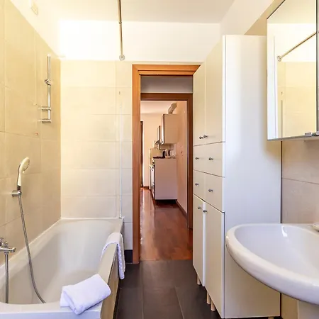 Station & Center - Self Check-in & Remote Access Daire Como